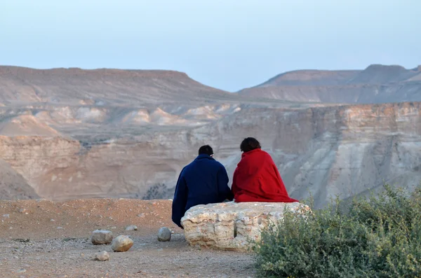 Pareja observando el atardecer sobre el desierto del Negev, Israel —  Fotos de Stock