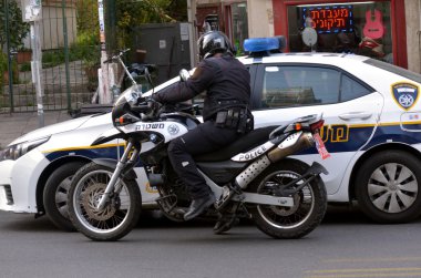 İsrail polis memuru bir motosiklet üzerinde