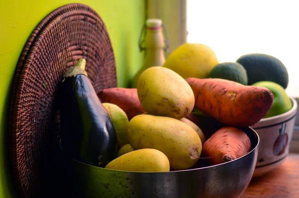 Tigelas com legumes e frutas frescas — Fotografia de Stock