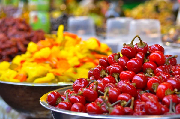 Tomates em conserva em exposição no mercado alimentar — Fotografia de Stock