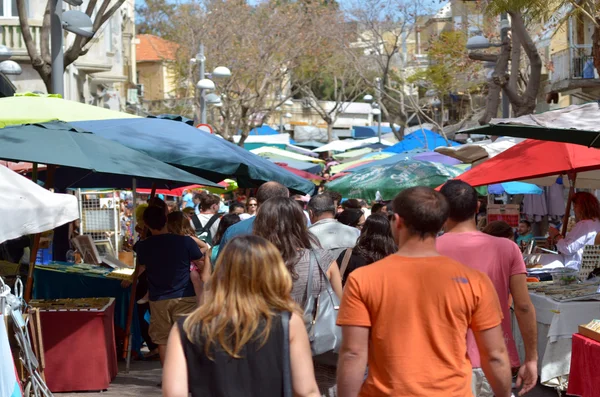 Visitatori al Nachalat Binyamin Pedestrian Mall di Tel Aviv, Israele — Foto Stock