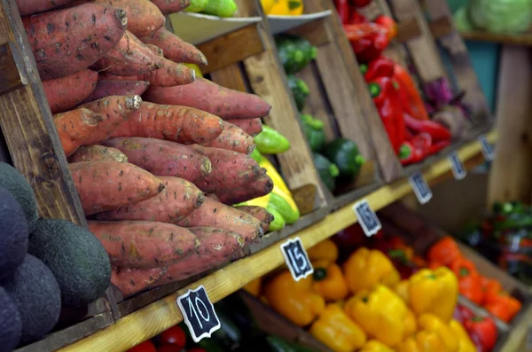 Verduras frescas expuestas en el mercado de agricultores —  Fotos de Stock