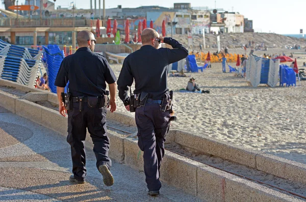 Dois agentes da Polícia de Israel patrulham na orla marítima de Tel Aviv — Fotografia de Stock