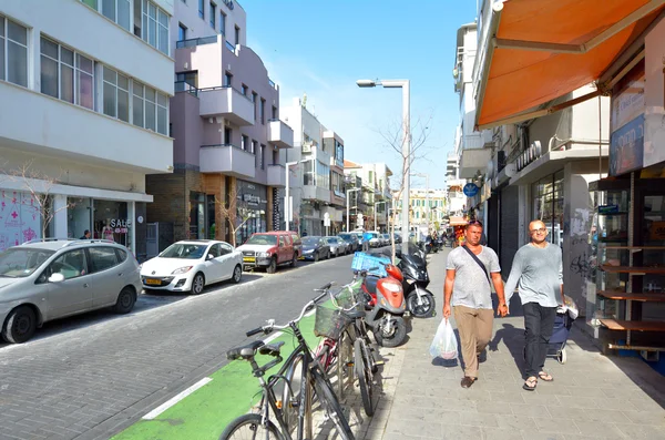 Gay couple holding hands in Tel Aviv — Stock Photo, Image