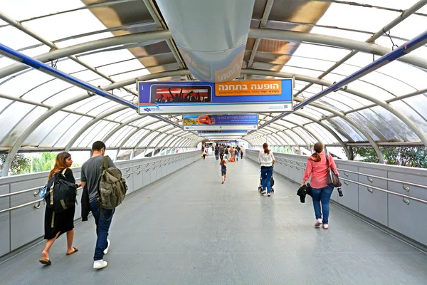 Passagiers in Savidor Centraal Station — Stockfoto