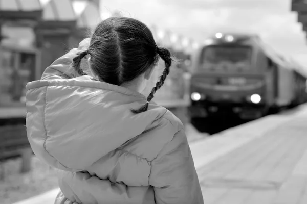 Bambina su un binario del treno — Foto Stock