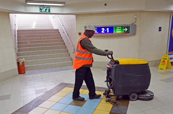 Lavoratore pulito pavimento con pulizia lavasciuga pavimenti macchina — Foto Stock