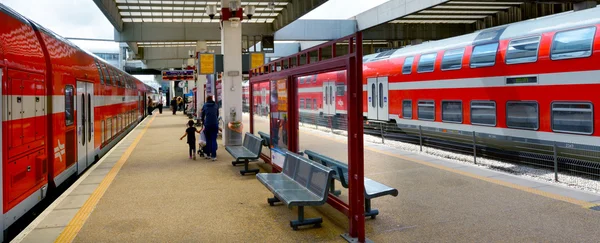 Cestující v tel aviv savidor centrální nádraží — Stock fotografie