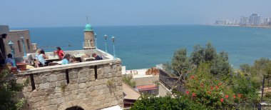 Jaffa'nın eski liman adlı restoranda yemek insanlar