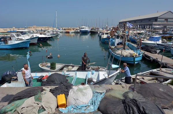 Fiskare och fiskebåtar i gamla hamnen — Stockfoto