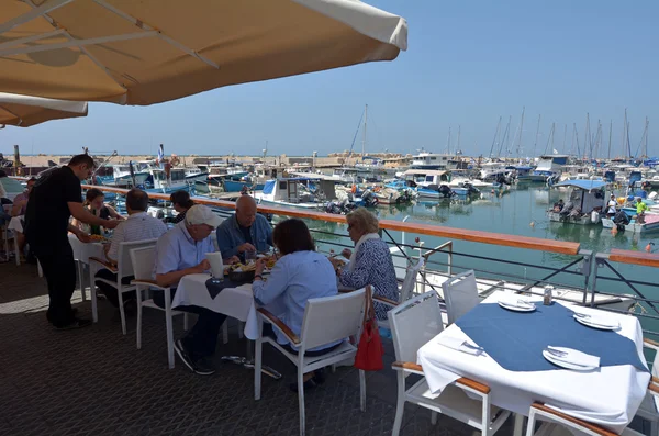 Folk spiser i den gamle havn i Jaffa. - Stock-foto