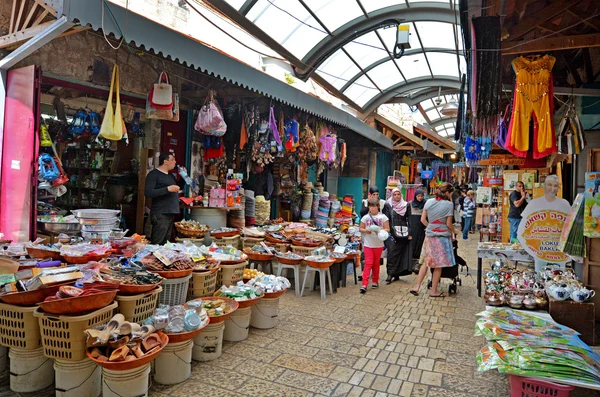 :Gente comprando en acre viejo mercado — Foto de Stock