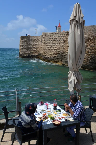 Arabische paar dineren in een restaurant — Stockfoto