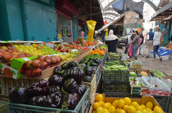 Persone shopping in acro vecchio mercato — Foto Stock