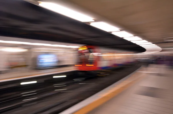 Rörelseoskärpa av Londons tunnelbana tåg — Stockfoto