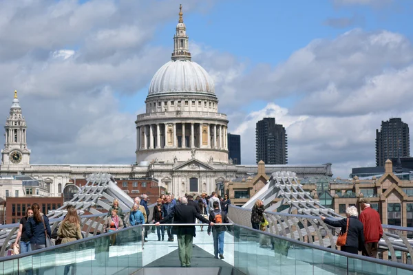 St Pauls Cathedral als uitzicht vanaf de Millennium Bridge — Stockfoto