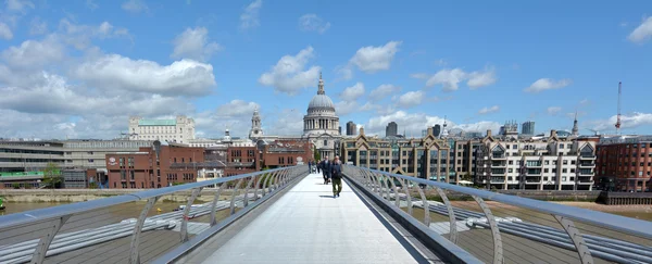 Cruce peatonal sobre el Puente del Milenio en Londres, Reino Unido — Foto de Stock