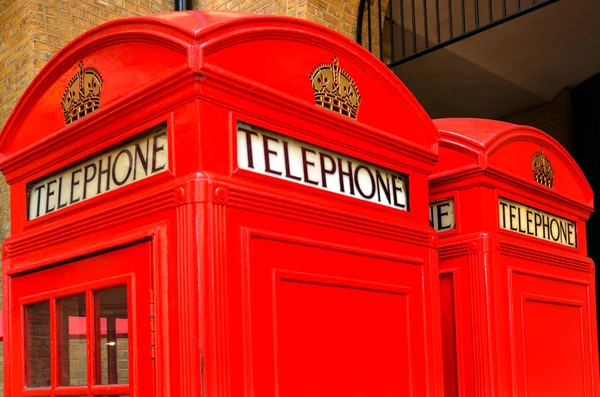 Две красные телефонные будки в Лондоне, Великобритания — стоковое фото