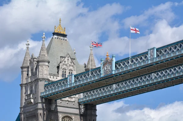 Flaga Anglii Pływające Obok Flagi Wielkiej Brytanii Obok Wieży Północnej — Zdjęcie stockowe