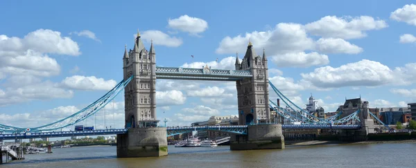 Tower Bridge en Londres - Inglaterra — Foto de Stock