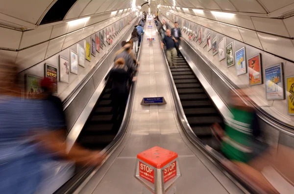 Пассажиры эскалатора лондонского метрополитена — стоковое фото