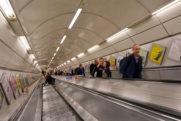 Passengers on London Underground escalator — Stockfoto