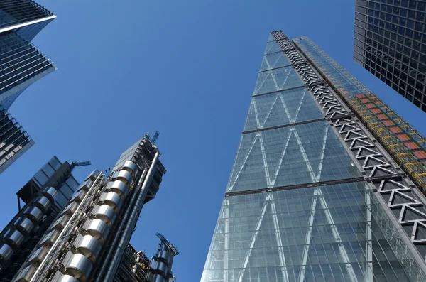 122 Leadenhall Street tower and Lloyd's building — стокове фото