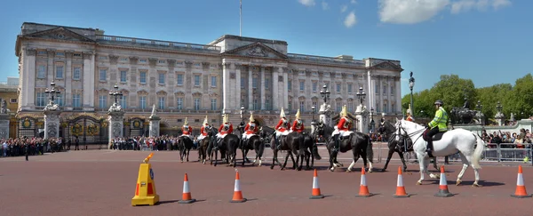 Изменение церемонии охраны в Букингемском дворце — стоковое фото