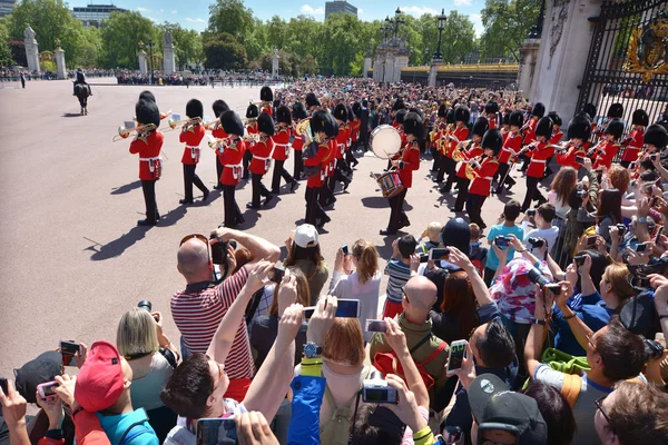 Cambio de la ceremonia de la Guardia en el Palacio de Buckingham — Foto de Stock