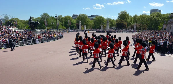 Cambio de la ceremonia de la Guardia en Buckingham Palace Londres Reino Unido —  Fotos de Stock