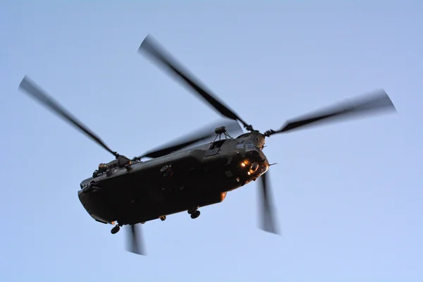 RAF Chinook HC4 fly over London — Zdjęcie stockowe