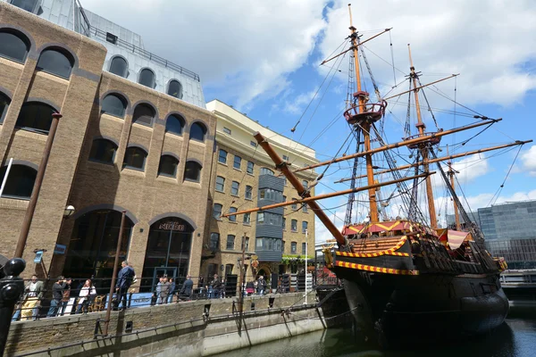 Replik einer goldenen Hinterhaut, die im St. Mary Overie Dock in London angedockt ist — Stockfoto