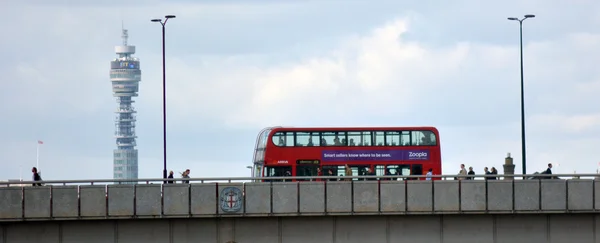 Лондонский мост с башней BT на заднем плане в Лондоне Великобритания — стоковое фото