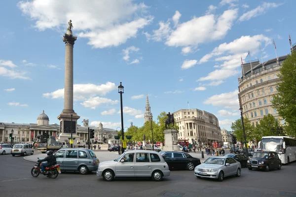 Visitantes en Trafalgar Square Londres, Inglaterra Reino Unido —  Fotos de Stock