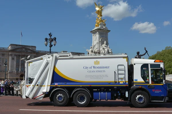 City of Westminster Garbage truck outside Buckingham Palace, Lon 免版税图库图片