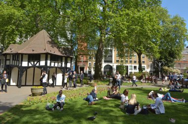 Güneşli gün Londra'nın Soho Meydanı'nda ziyaretçi