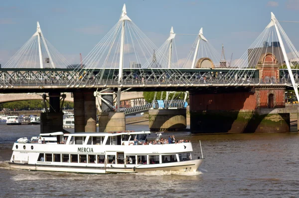 客运服务在泰晤士河上邮轮亨格福德桥下 — 图库照片