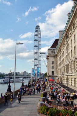 London Eye ve Londra İngiltere'de London County Hall