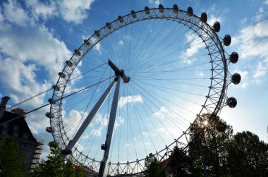 Londra, İngiltere'de London Eye silüeti.