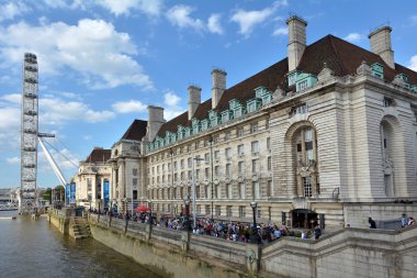 London Eye ve Londra İngiltere'de London County Hall