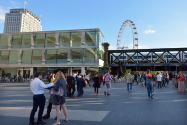Southbank Merkezi, Lon ile Festival Teras dışında ziyaretçi