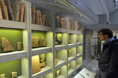 Visitor in the British Museum look at cuneiform tablets