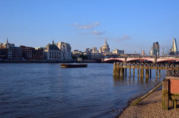 Paisaje vista de la Catedral de St Pauls y el puente de Londres w — Foto de Stock