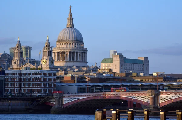 Cattedrale di St Pauls e ponte di Londra con lo skyline della City of London — Foto Stock