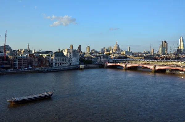 Arial landscape view of St Pauls Cathedral and the and London br — стокове фото