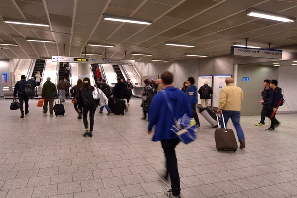 Passageiros viajam na estação de metro de Londres — Fotografia de Stock