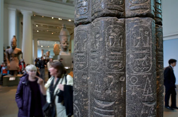 Visitors in the British Museum in London UK — Stockfoto