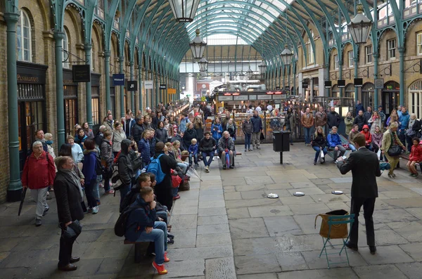 Spectators watching street show in Covent Garden in London, UK — Stock fotografie