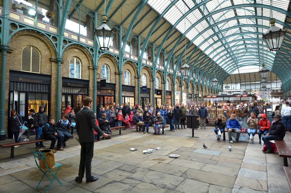 Spettatori che guardano lo spettacolo di strada a Covent Garden a Londra, Regno Unito — Foto Stock