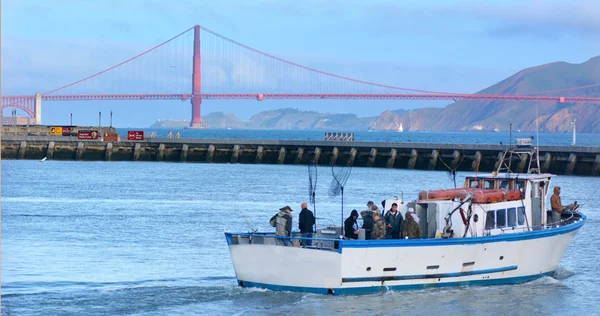 渔民在旧金山渔人码头的渔船上 - — 图库照片